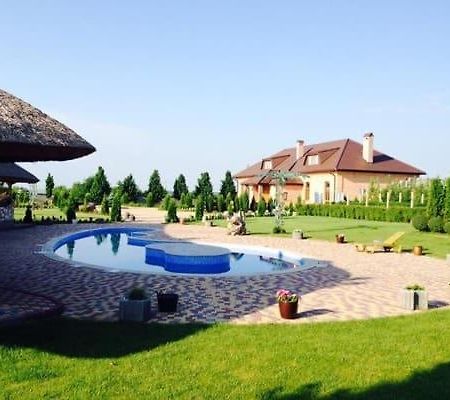 Maetok Country Club Hotel Petrove Exterior photo